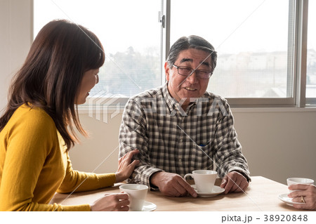 カフェで会話をする父子 カフェで会話をする父子 38920848