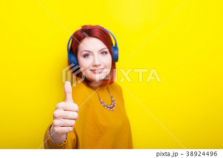 Smilng woman looking at the camera and raising her 38924496