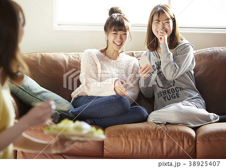 部屋でくつろぐ女性　友達 38925407
