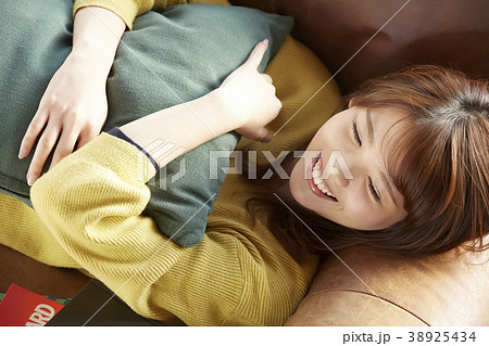 部屋でくつろぐ女性 38925434