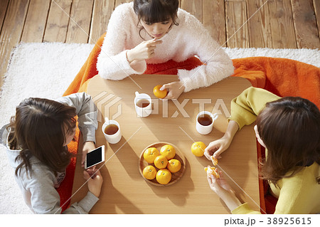 こたつ　女子会 38925615