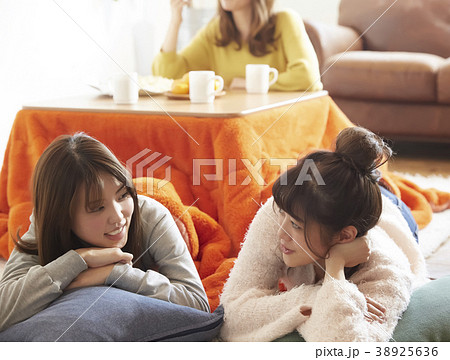 こたつ　女子会 38925636