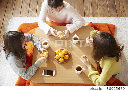 こたつ　女子会 38925670