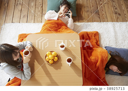 こたつ　女子会 38925713