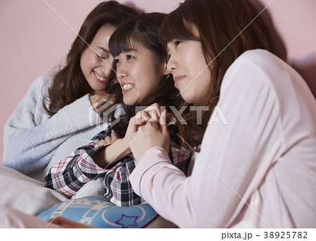パジャマパーティー 女子会 映画鑑賞の写真素材 3257