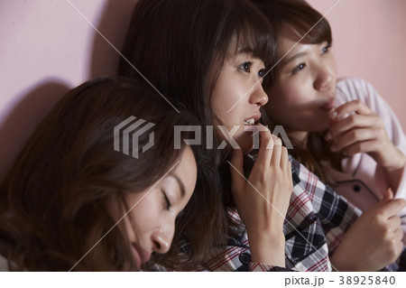 パジャマパーティー 女子会 映画鑑賞の写真素材