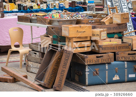 木箱とネックレス ロンドン蚤の市の写真素材