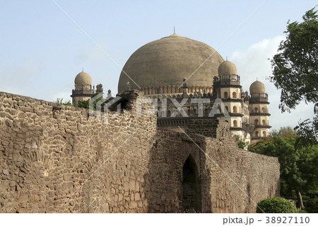 Gol Gumbaz behind Wall 38927110