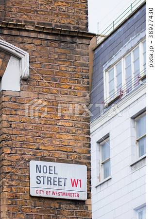ロンドン レンガ壁 看板の写真素材