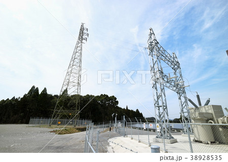 変電設備と送電線 変電設備と送電線 38928535