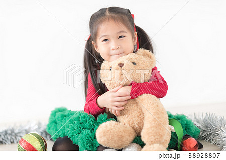 Cute Girl Is Hugging A Teddy Bear In White Room の写真素材 37