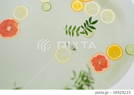 Milk water in the bath, which swim citrus: lime Milk water in the bath, which swim citrus: lime 38929225