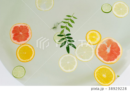 Milk water in the bath, which swim citrus: lime Milk water in the bath, which swim citrus: lime 38929228