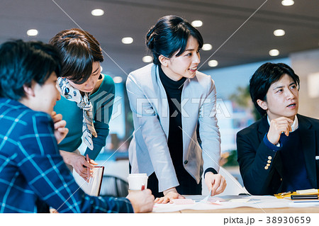 カジュアル オフィスシーン カジュアル オフィスシーン 38930659