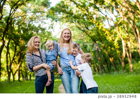 Happy family photosession 38932948