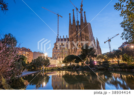 サグラダ・ファミリア日没後　ライトアップ前 38934414