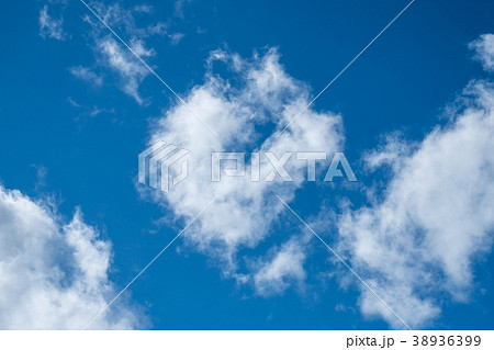 Heart-shaped cloud on the blue sky 38936399