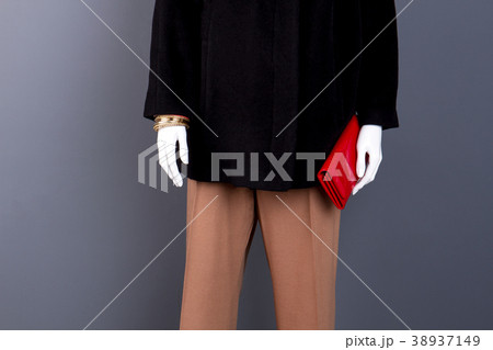 Female mannequin with red lacquered purse. 38937149