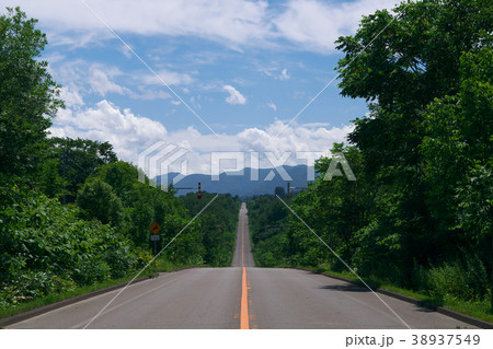 道東　気持ちの良い一本道 38937549
