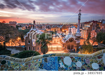 グエル公園の夜明け　バルセロナ 38937695
