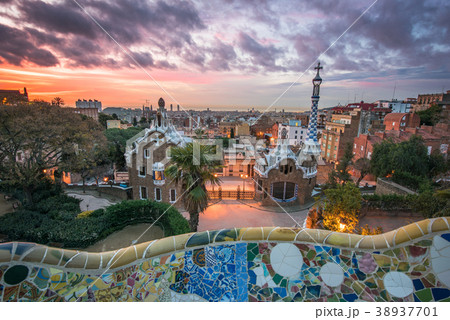 グエル公園の夜明け バルセロナ グエル公園の夜明け バルセロナ 38937701
