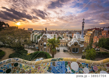 グエル公園の夜明け バルセロナ グエル公園の夜明け バルセロナ 38937704