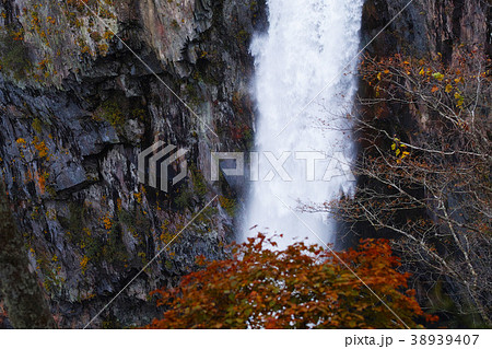【日本の滝100選】紅葉の華厳の滝 38939407