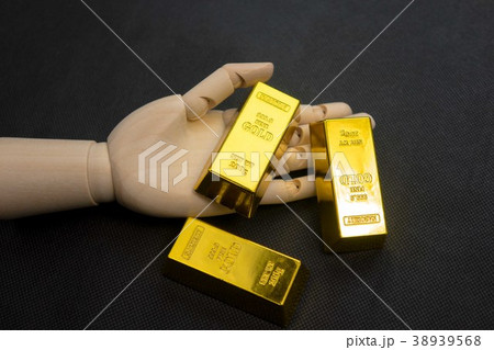 金塊を持つ手 38939568