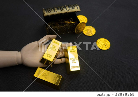 金塊を持つ手 38939569