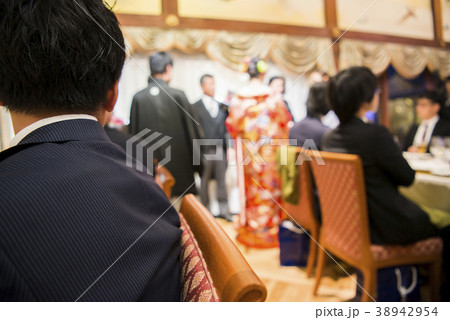 ご両親に感謝のプレゼントをする新郎新婦 ご両親に感謝のプレゼントをする新郎新婦 38942954