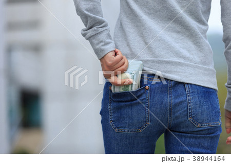 hand put money into pocket  38944164