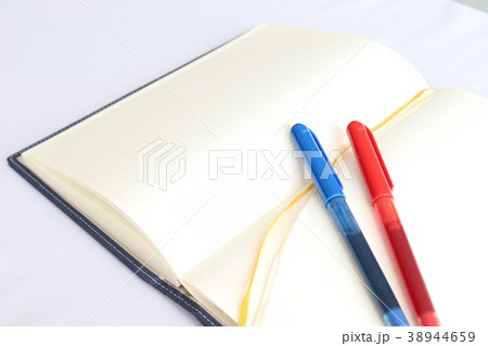 開いたノートと2色のペン 開いたノートと2色のペン 38944659