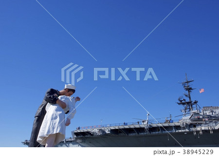 アメリカ合衆国カリフォルニア州サンディエゴのUSSミッドウェイ博物館とKISSING STATUE 38945229