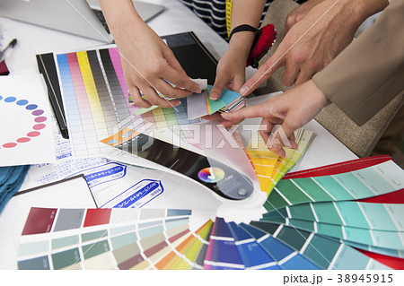 打ち合わせをするビジネスマン　ミーティング　アパレル　バイヤー 38945915