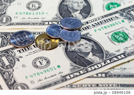 1ドル紙幣と108円 38946106