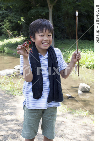 小学生シリーズ　ザリガニ釣り 38946158