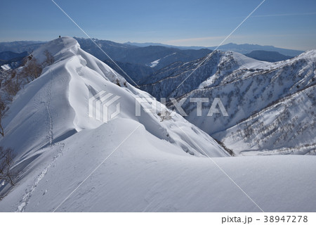 春の雪山　大きく雪庇の張り出す谷川岳西黒尾根ラクダのコブ付近と天神平スキー場 38947278
