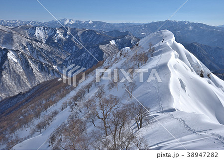 春の雪山 大きく雪庇の張り出す谷川岳西黒尾根と遠く奥利根の山々を見る 春の雪山 大きく雪庇の張り出す谷川岳西黒尾根と遠く奥利根の山々を見る 38947282