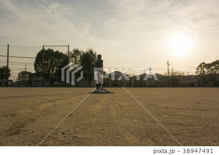 夕日に向かってトンボをひく 38947491