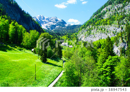 Hallstat - beautiful Alpine paradise village Hallstat - beautiful Alpine paradise village 38947543
