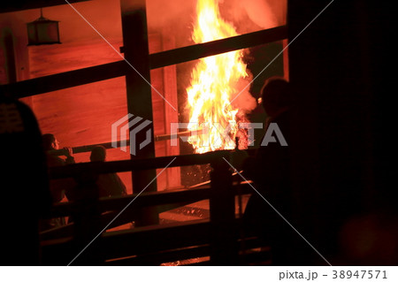 回廊を昇るお松明 38947571