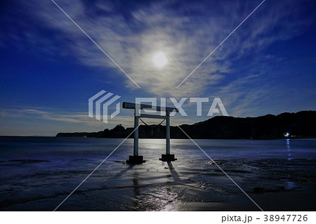 おぼろ月と鵜原海岸の夜明け 38947726