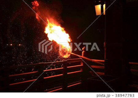 舞台の上のお松明 38947763