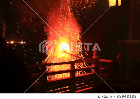 舞台で回転するお松明 38948188