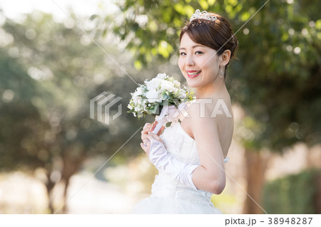 ウエディングドレスの女性　ブライダル　花嫁 38948287