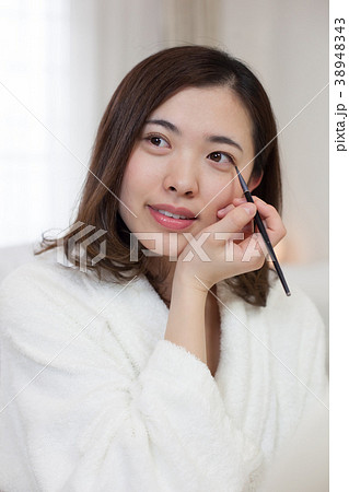 化粧する女性 化粧する女性 38948343