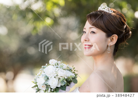 ティアラをつけた花嫁　ウエディングドレスの女性 38948427