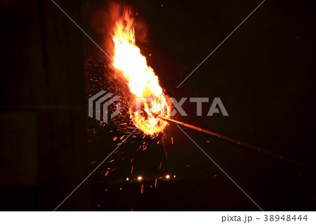 舞台で回転するお松明 38948444