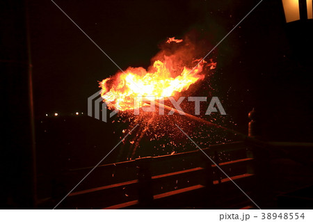 空に突き出すお松明 空に突き出すお松明 38948554