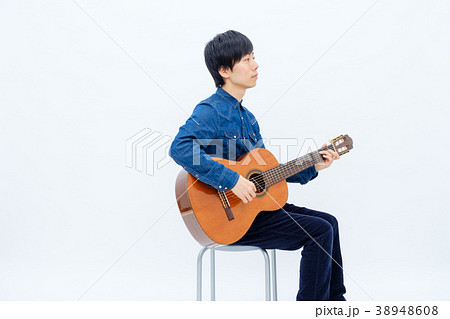 クラシックギターを持った男性 38948608
